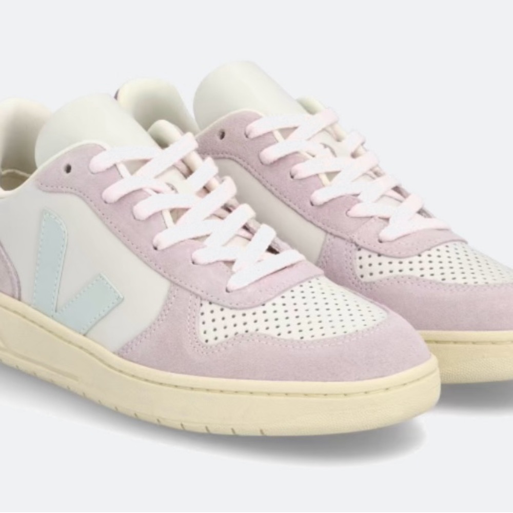 Veja Women's Sneakers - Violet and White W10